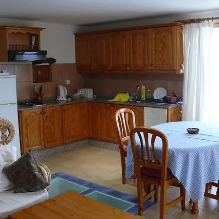 Vila Sleeps 2 Pool Wifi T691619 Uga